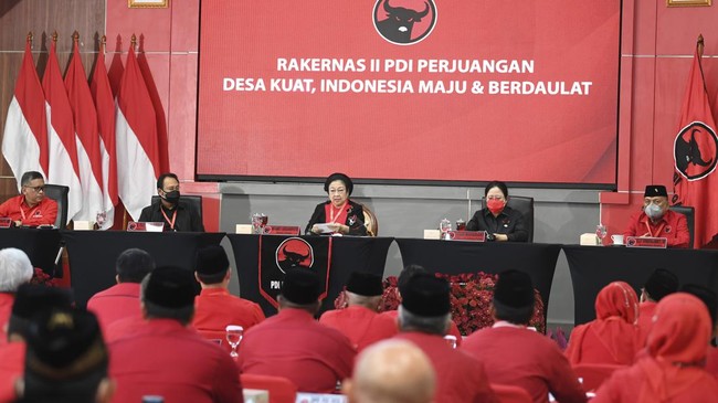 Ketum PDIP Megawati Soekarnoputri melihat sebagian kader tak ikut tepuk tangan saat dia memuji Puan Maharani di acara Rakernas.