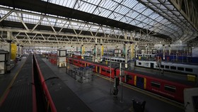 Staf Mogok Kerja, Jutaan Warga London Pusing Tak Bisa Naik Kereta