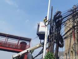 Dinas Bina Marga Lanjut Potong Kabel Tiang-tiang Jl Mampang Prapatan