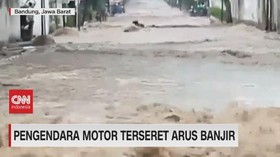 VIDEO: Pengendara Motor Terseret Arus Banjir