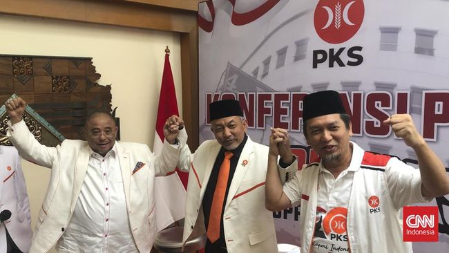 PDIP dan PKS melakukan pendaftaran partai politik peserta pemilu 2024 di Kantor KPU RI, Jakarta. Saat mendaftar ke KPU, massa PKS melantunkan salawat.