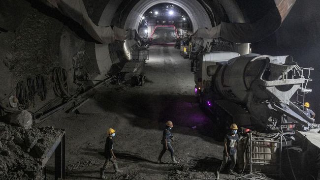 Lonjakan Biaya Proyek Kereta Cepat Akan Ditutup dengan Utang Pemerintah akan menutup lonjakan biaya Kereta Cepat Jakarta-Bandung dengan utang. Kementerian BUMN menyebut total utang mencapai 75 persen dari pembengkakan.