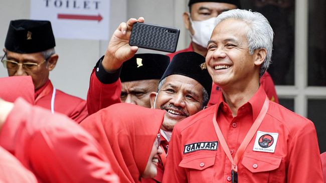 Gubernur Jawa Tengah Ganjar Pranowo akhirnya buka suara soal pemilu 2024 setelah namanya yang kerap masuk kandidat capres terkuat survei independen.