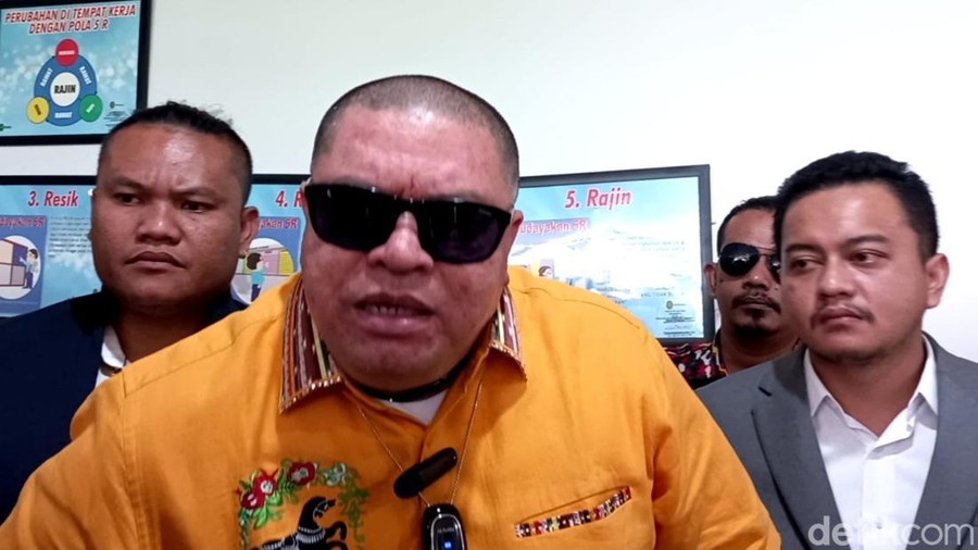 Razman Arif Nasution dan Richard Lee memanas di luar sidang&period;