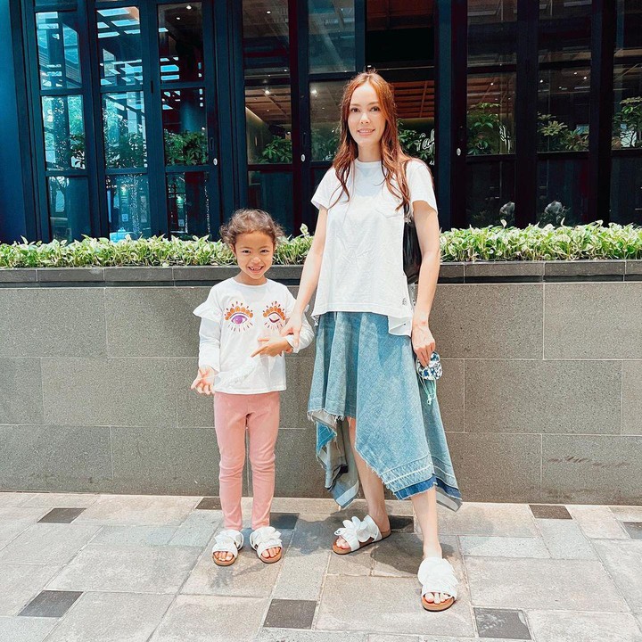 <p>Selain berlibur ke berbagai tempat indah, Cathy juga mengajak Carla menonton film di bioskop.<em> “Movie date with family</em> nonton Encanto,” kata Cathy sebagai <em>caption.</em> (Foto: Instagram @cathysharon)</p>