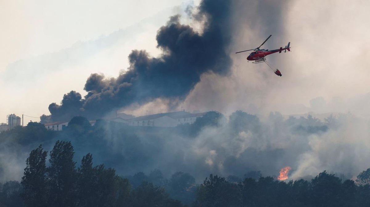 FOTO: 'Matador Api' Spanyol Berjibaku Redam Kebakaran Hutan