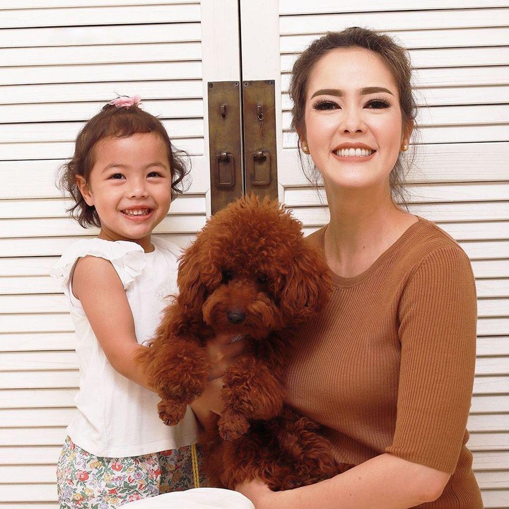 <p>Tak hanya saat berlibur, momen kebersamaan Cathy dan Carla lainnya juga kerap diperlihatkan, seperti saat mereka memperkenalkan anjing peliharaan yang diberi nama Ben10 dan Loki. (Foto: Instagram @cathysharon)</p>