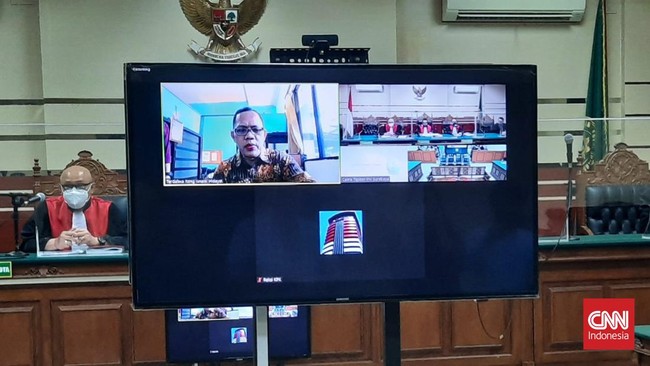 Itong Isnaeni Hidayat, seorang mantan hakim Pengadilan Negeri (PN) Surabaya eks terpidana kasus korupsi, diangkat menjadi Aparatur Sipil Negara (ASN).