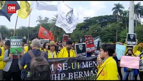 VIDEO: Rayakan Ultah Jokowi, Mahasiswa Unjuk Rasa di Monas
