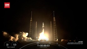 VIDEO: Space X Luncurkan Tiga Roket ke Angkasa dalam Dua Hari