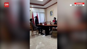 VIDEO: Momen Puan Sibuk Nge-Vlog saat Jokowi Menghadap Megawati