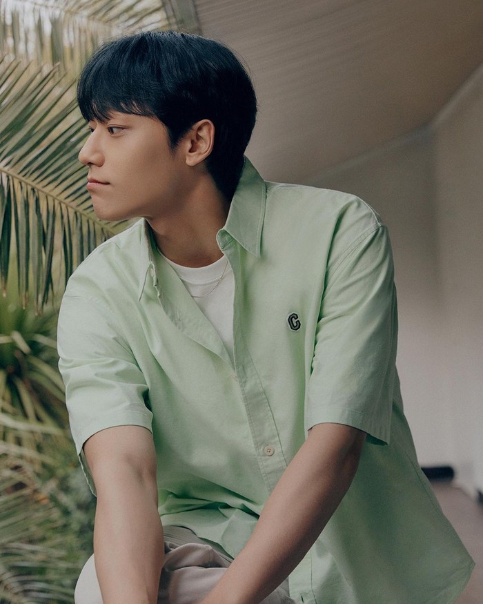 Untuk musim panas ini, Lee Do Hyun tampil cerah dengan mengenakan busana dengan warna khas musim panas seperti biru dan hijau untuk campaign terbaru COVERNAT di musim panas./ Foto: instagram.com/covernat_