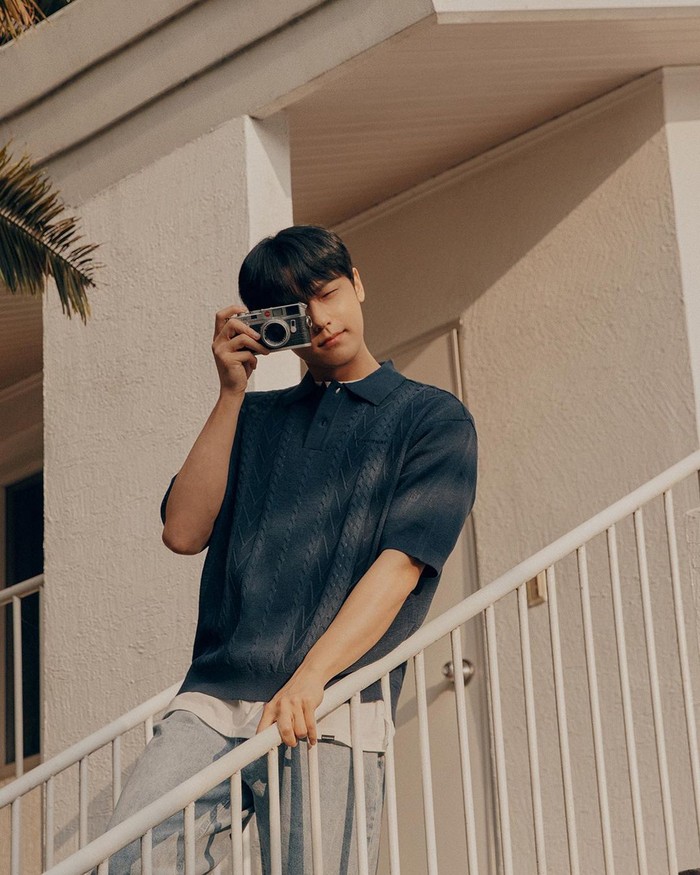 Walaupun ia terkenal lewat perannya yang seperti pasangan idaman dalam ‘18 Again’ dan ‘Youth of May’, sebenarnya Lee Do Hyun mulai menarik perhatian sejak kemunculannya dalam drama ‘Hotel Del Luna’./ Foto: instagram.com/covernat_