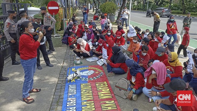 Puluhan warga menggelar demonstrasi di Balai Kota Jakarta sebagai sentilan dalam peringatan HUT DKI Jakarta ke-495 masih banyak jumlah penduduk miskin kota.