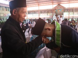 Kisah Dosen Undip Gendong Anaknya Penghafal Al-Quran