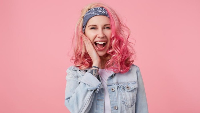 Mau Warna Rambut yang Diwarnai Bisa Tahan Lama? Lakukan 5 Perawatan di Rumah Ini, yuk! Mau Warna Rambut yang Diwarnai Bisa Tahan Lama? Lakukan 5 Perawatan di Rumah Ini, yuk!