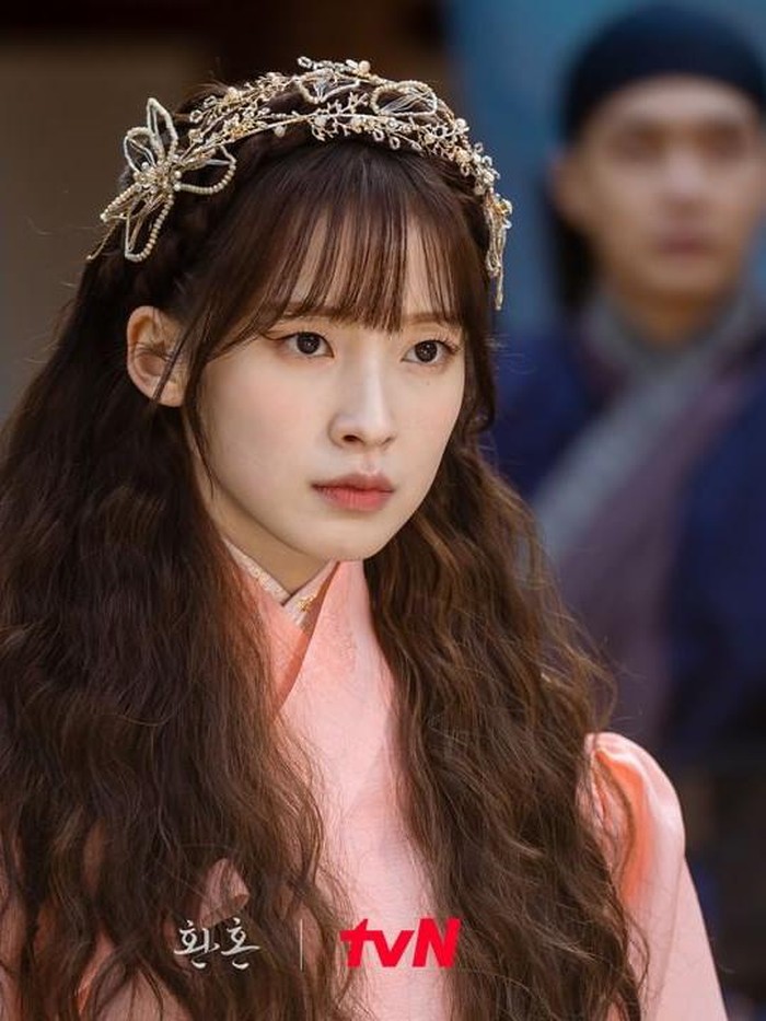 Adapula Arin Oh My Girl yang malah lebih disebut akan membawakan program acara musik dengan kostumnya. Arin sendiri didapuk memainkan karakter Jin Cho Yeon, putri bungsu Keluarga Jin yang juga jadi gadis populer di Daeho./ Foto: instagram.com/tvn_drama