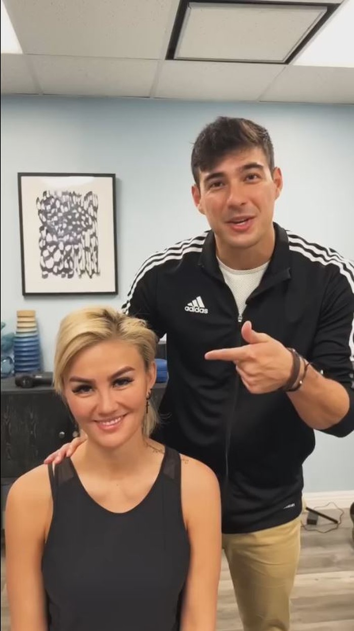 Agnez Mo Terapi Chiropractic oleh Dr Tyler Bigenho