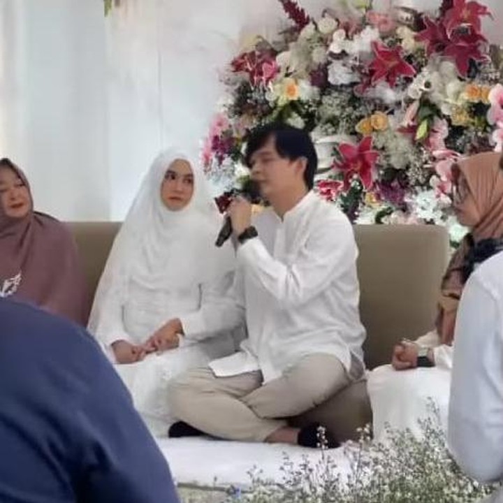 <p>Anisa dan Dito terlihat begitu serasi, Bunda. Keduanya mengenakan busana serba putih dan aura kebahagiaan terpancar jelas dari wajah mereka. (Foto: Instagram @ananditodwis)<br /><br /><br /></p>