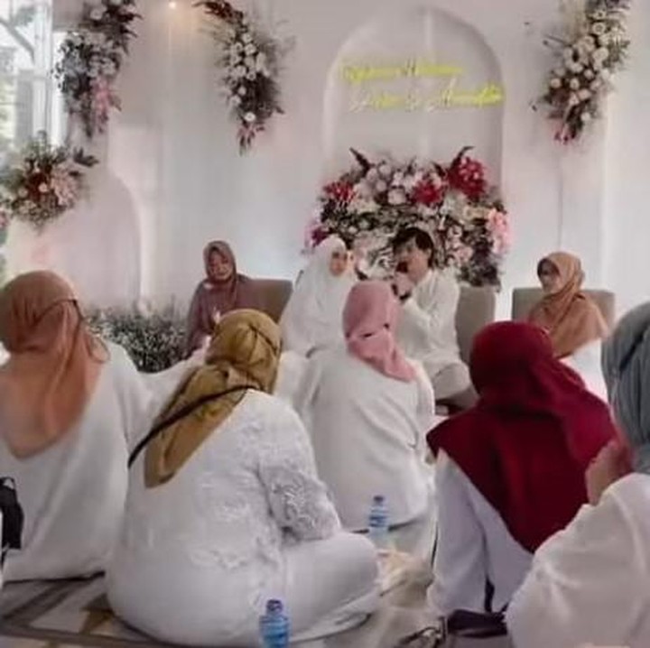 <p>Pasangan Anisa Rahma dan Anandito Dwis tengah diselimuti kebahagiaan, Bunda. Setelah menunggu bertahun-tahun, keduanya akan segera menjadi orang tua. Sebagai bentuk rasa syukur atas kehamilannya, mantan anggota girl grup Cherrybelle tersebut menggelar acara tasyakuran dan pengajian. (Foto: Instagram @ananditodwis)<br /><br /><br /></p>