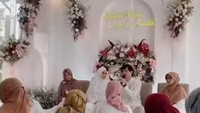 <p>Pasangan Anisa Rahma dan Anandito Dwis tengah diselimuti kebahagiaan, Bunda. Setelah menunggu bertahun-tahun, keduanya akan segera menjadi orang tua. Sebagai bentuk rasa syukur atas kehamilannya, mantan anggota girl grup Cherrybelle tersebut menggelar acara tasyakuran dan pengajian. (Foto: Instagram @ananditodwis)<br /><br /><br /></p>