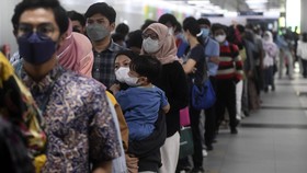 FOTO: Antrean Warga Naik MRT Gratis saat HUT DKI 'Hajatan Jakarta'