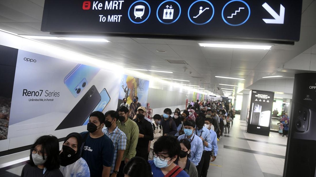 FOTO: Antrean Warga Naik MRT Gratis saat HUT DKI 'Hajatan Jakarta'