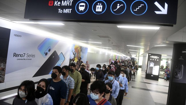 Penumpang MRT dan KRL melonjak usai pemerintah menaikkan harga BBM jenis pertalite, solar, dan pertamax pada 3 September 2022 lalu.