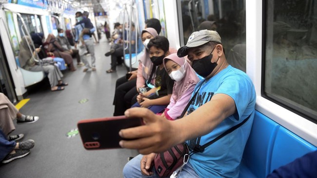 FOTO: Antrean Warga Naik MRT Gratis saat HUT DKI 'Hajatan Jakarta'