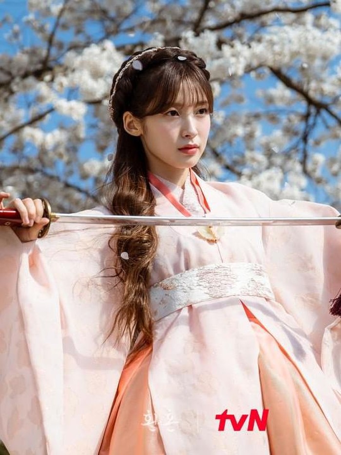 Arin juga menjadi sorotan lantaran gaya rambutnya yang terlalu normal untuk drama Sageuk. Idol cantik ini menggerai rambutnya yang nampak curly dan berwarna. Meski bergenre fantasi, tapi gaya Arin dianggap berlebihan./ Foto: instagram.com/tvn_drama