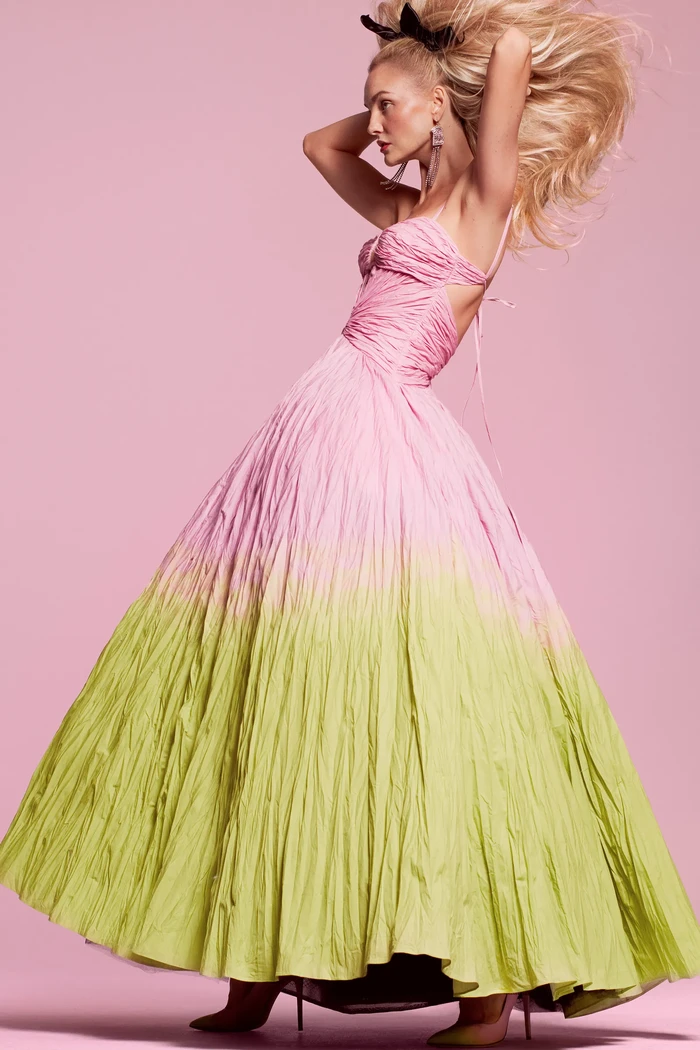 Recently, Brandon likes to explore with A-line silhouette dresses. In the resort collection 2023, he tried to play with pleated details and pastel color combinations. Photo: Ethan James Green / Courtesy of Brandon Maxwell