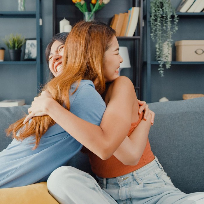 Pencapaian orang lain bukan termasuk hal-hal yang dikeluhkan oleh orang cerdas. Mereka memisahkan harga diri mereka dari kesuksesan orang lain, karena mereka tahu bahwa terlalu terjebak dalam perbandingan hanya akan membuat mereka merasa buruk tentang diri mereka sendiri.