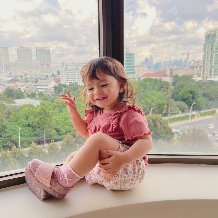 <p>Chloe Emmanuelle Van Waatimena lahir setelah penantian yang cukup lama. Tepat pada hari Natal, 25 Desember 2020 Chloe hadir melengkapi kebahagiaan Asmirandah dan Jonas. (Foto: Instagram @asmirandah89)</p>