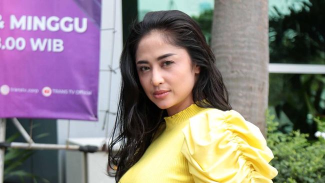 Dewi Perssik menjawab pertanyaan yang datang soal penyebab gugatan cerai dari suaminya, Angga Wijaya.