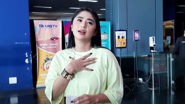 Dewi Perssik mengaku lebih banyak menyerahkan keputusan kepada suaminya alih-alih ia yang banyak mengatur seperti tudingan netizen.
