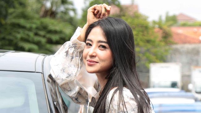 Dewi Perssik tertawa lebar saat melihat video aksinya manggung pada 2006 lalu membawakan lagu Basah Basah dan "Gudang Garam Jaya" yang kembali viral.