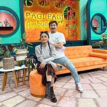 Angga Wijaya Heboh Soal Gaji, Dewi Perssik: Kerjanya Cuma Temani di Ranjang