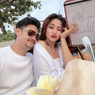 Tatapan Kecewa Angga Wijaya ke Dewi Perssik Saat Asyik Video Call Eks Suami