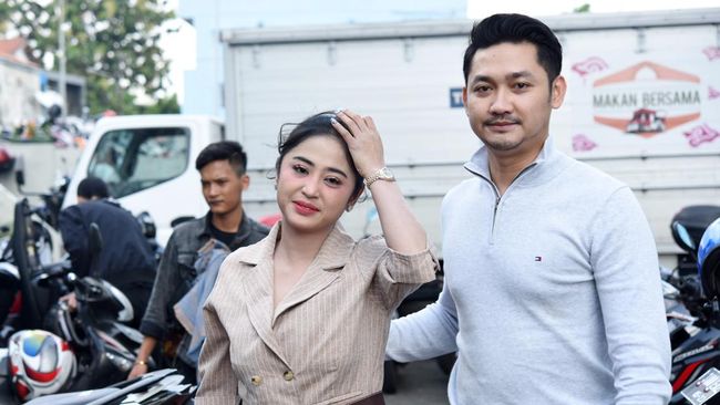 Sidang mediasi antara Dewi Perssik dan Angga Wijaya di PA Jakarta Selatan gagal. Suaminya itu pun disebut menangis dan mengaku masih sayang.