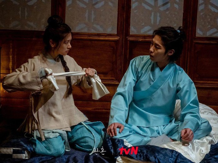 Di balik kesuksesan tersebut, drama Jung So Min dan Lee Jae Wook ini mendapatkan sorotan lantaran kostum pemainnya. Bahkan, ada netizen yang menganggap kostum tersebut terlalu modern untuk drama sageuk./ Foto: instagram.com/tvn_drama