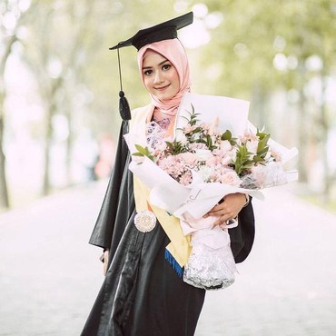 Saingi Nadya Arifta, 8 Potret Erina Gudono Tampil Anggun Pakai Hijab