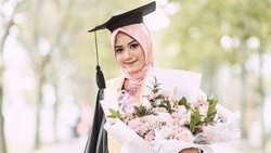 img-title Saingi Nadya Arifta, 8 Potret Erina Gudono Tampil Anggun Pakai Hijab