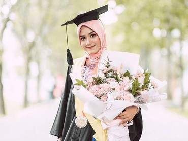 img-title Saingi Nadya Arifta, 8 Potret Erina Gudono Tampil Anggun Pakai Hijab