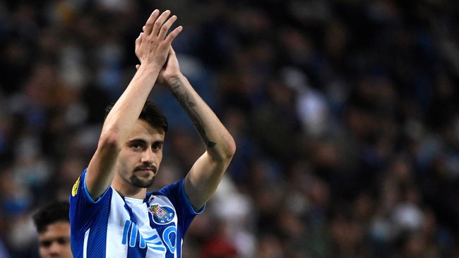 Gelandang muda asal Portugal, Fabio Vieira, resmi gabung ke Arsenal setelah didatangkan dari FC Porto dengan harga 30 juta poundsterling.