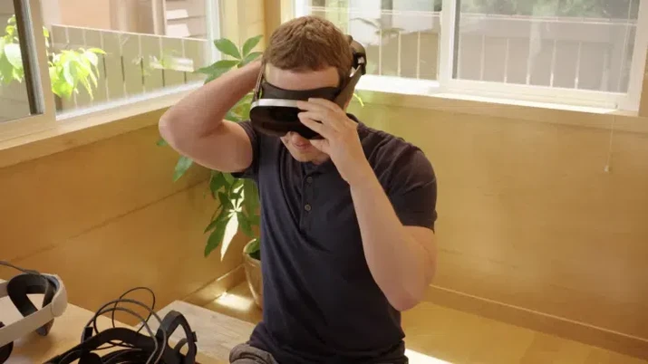 Mark Zuckerberg menggunakan headset Holocake