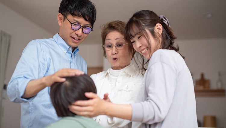 Ilustrasi mertua yang masih berhubungan baik dengan mantan istri suami Wife feeling confusion, husband and mother-in-law discussing relationship