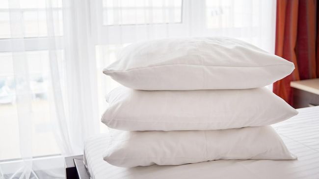 Sebagian orang mungkin memiliki bantal kesayangan yang selalu menemani saat tidur. Kapan sebaiknya bantal yang lama harus diganti?