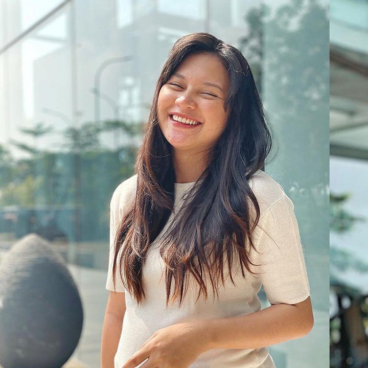 <p>Indah Permatasari sedang menikmati masa-masa sebagai ibu hamil nih, Bunda. Saat ini usia kandungannya sudah 27 minggu. (Foto: Instagram @indahpermatas)<br /><br /><br /></p>