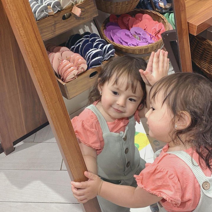 <p>Ini potret Chloe saat ia bercermin. Setiap menemukan kaca dimana pun, ia pasti bergaya seperti itu. Tingkah Chloe memang selalu menggemaskan. (Foto: Instagram @asmirandah89)</p>