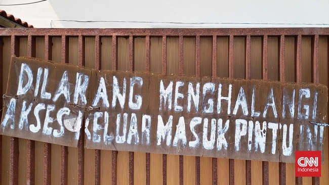 Tebet tak lagi tenang dan asri. Distro dan kafe yang menjamur telah memicu kemacetan dan polusi. Ditambah lagi oleh Tebet Eco Park.